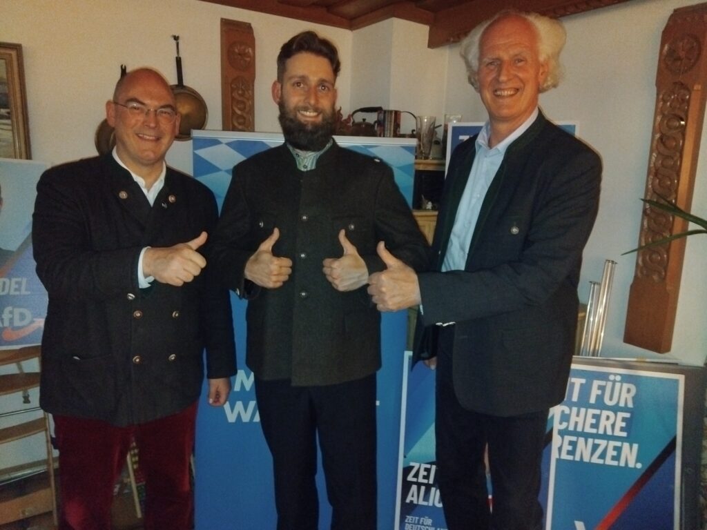 Bundestagsabgeordneter Dr. Christoph Birghan, AfD-Landratskandidat für Traunstein Sebastian Gruttauer und Kreisrat Wolfgang Koch (v. l.) werben fürs Mitmachen im Kommunalwahlkampf