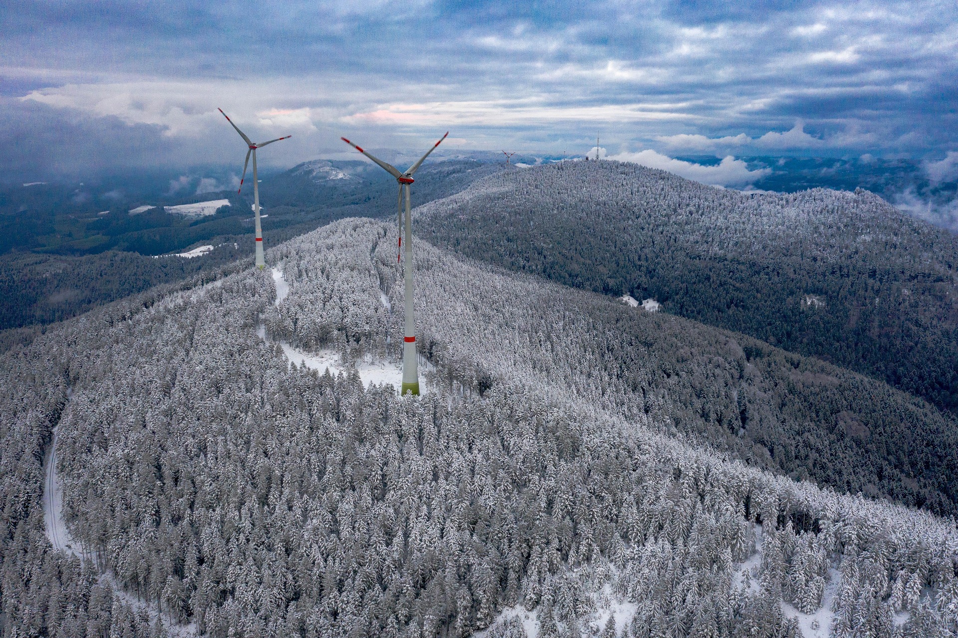 Windkraftanlagen schädigen Mensch und Natur durch Rotlichtblinken, Schlagschatten, Infraschall und Abrieb von Mikroplastik.