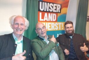 AfD-Kreisvorsitzender und Kreisrat Wolfgang Koch, AfD-Bundestagsabgeordneter Dr. Christoph Birghan und der ehemalige AfD-Landratskandidat für den Landkreis Traunstein Sebastian Gruttauer (v. l.) lassen nicht locker